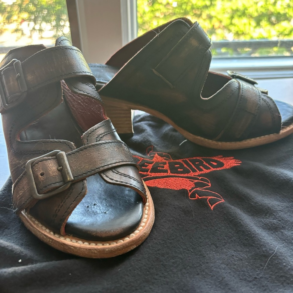 Freebies Sandle. caprice size 7